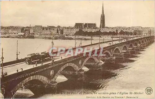 Ansichtskarte AK Bordeaux Le Pont de Pierre en arriere plan l'Eglise St Michel Tramway