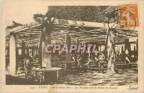 Cartes postales Vichy Sur le Vieux Parc Les Pergolas vers le Palais des Sources