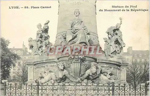 Cartes postales Lyon Place Carnot Statues du Pied du Monument de la Republique