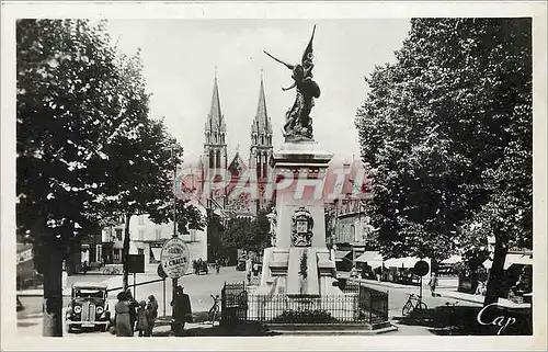 Cartes postales moderne Moulins Le Sacre Coeur et la Place d'Allier