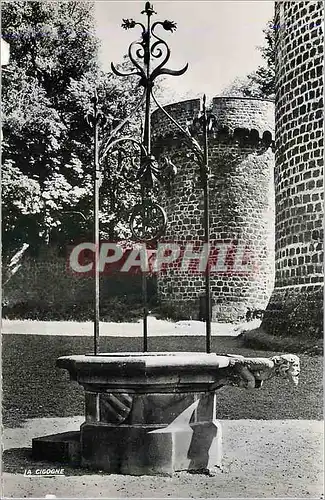 Cartes postales moderne Pontgibaud Puy de Dome Vieux Puits dans la cour du Chateau