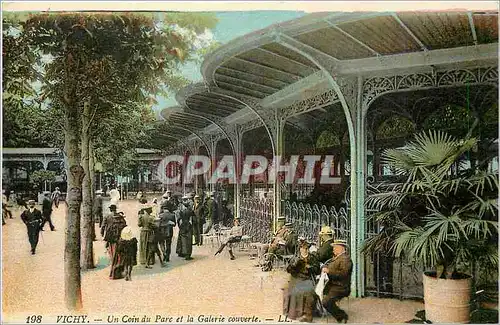 Cartes postales Vichy Un Coin du Parc et la Galerie couverte
