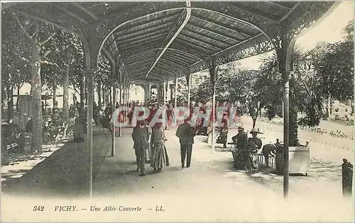 Cartes postales Vichy Une Allee Couverte