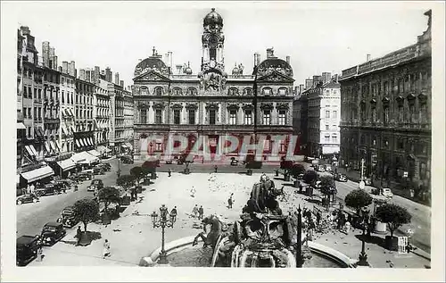 Cartes postales Lyon Place des Terreaux L'Hotel de Ville et Fontaine Bartholdi