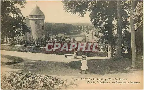 Cartes postales Laval Le Jardin public La Perrine Au loin le ch�teau et les ponts sur la Mayenne
