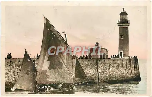 Cartes postales Le Treport La Jetee et le Phare Bateau