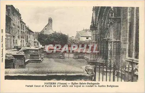 Cartes postales Poitiers vienne Eglise Saite Radegonde portail ouest et Parvis du Xve siecle sur lequelle se ren