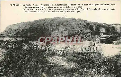 Cartes postales Verdun le fort de vaux Au premier plan les tombes es soldats qui se sarifierent pour ravitailler