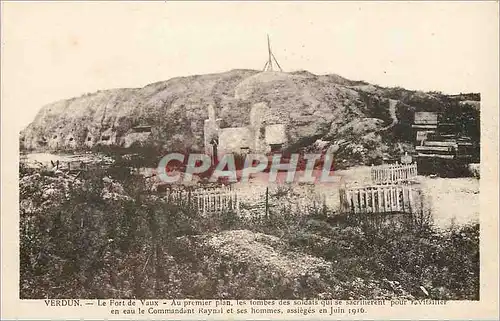 Cartes postales Verdun le fort de vaux Au premier plan les tombes es soldats qui se sarifierent pour ravitailler