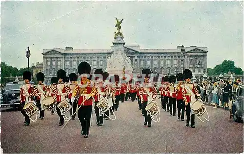 Cartes postales Guards Band Marching from Buckingham Palace London