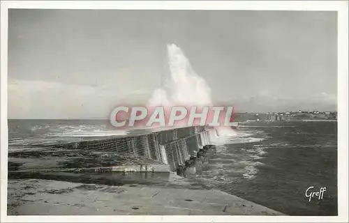 Ansichtskarte AK St Jean de Luz Basses Pyrenees Effet de mer a la digue du Socoa