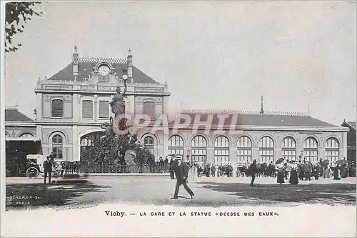 Cartes postales Vichy La Gare et la Statue Deesse des Eaux