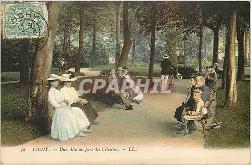 Cartes postales Vichy Une allee au parc des Celestins