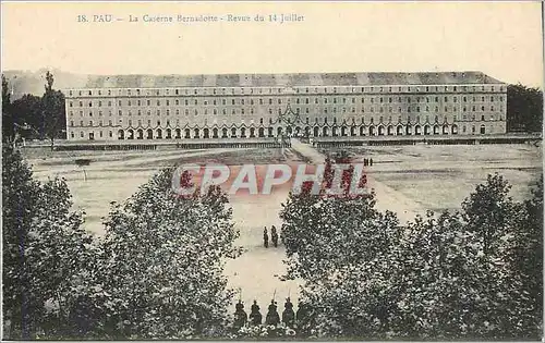 Ansichtskarte AK Pau La Caserne Bernadotte Revue du 14 juillet Militaria