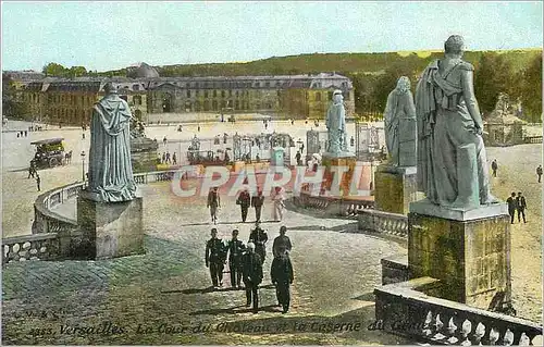 Ansichtskarte AK Versailles La Cour du Chateau et la Caserne