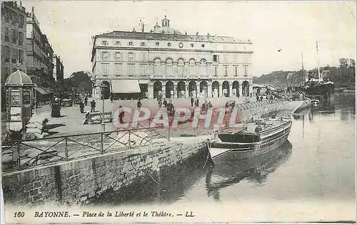 Ansichtskarte AK Bayonne Place de la Liberte et le Theatre Bateau