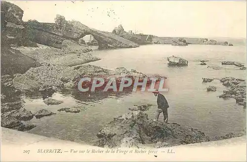 Ansichtskarte AK Biarritz Vue sur le Rocher de la Vierge et Rocher perce