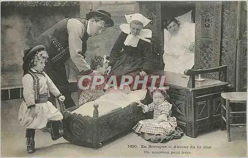 Cartes postales En Bretagne Autour du lit clos Un nouveau petit frere Folklore