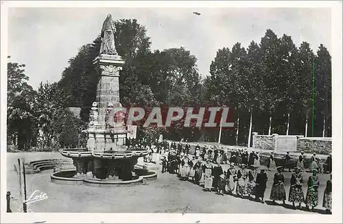 Moderne Karte Sainte Anne d'Auray Procession pres de la Fontaine Folklore