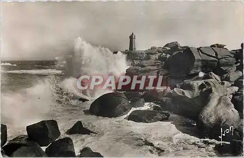 Cartes postales moderne Ploumanach C du N La Tempete a l'Assaut du Phare