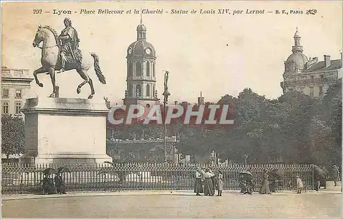 Ansichtskarte AK Lyon Place Bellecour et la Charite Statue de Louis XIV par Lernot