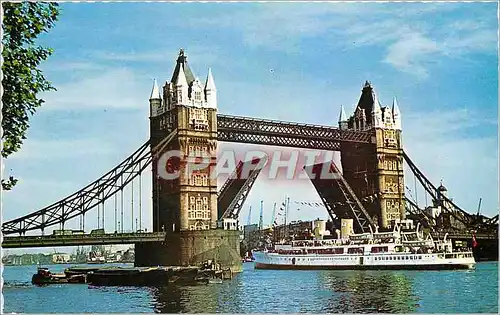 Cartes postales moderne Tower Bridge London Bateau