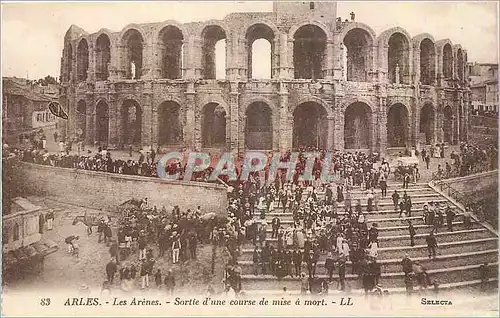 Ansichtskarte AK Arles les Arenes Sortie d'une course de mise a mort Corrida