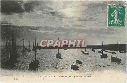 Ansichtskarte AK Granville Effet de contre jour dans le Port Bateaux