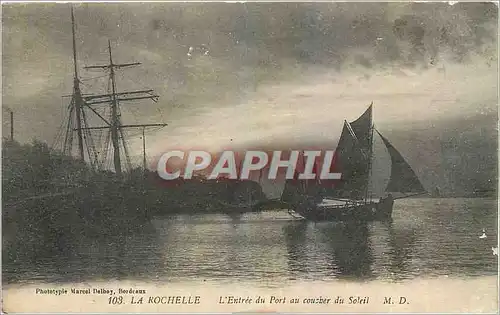 Ansichtskarte AK La Rochelle L'Entree du Port au coucher du Soleil Bateaux