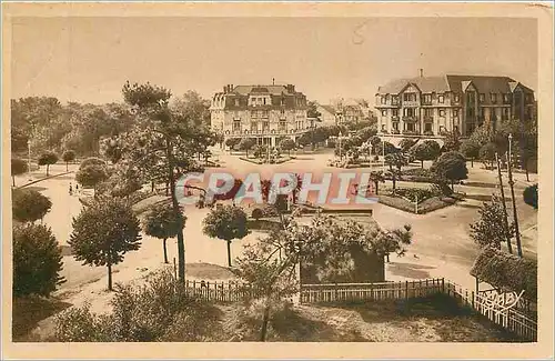 Cartes postales La Baule les Pins Vue generale de la Place des Palmiers