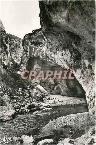 Cartes postales moderne La Baume aux Pigeons dans le fond le Verdon