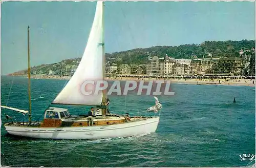 Cartes postales moderne Trouville Reine des Plages Voilier en Mer la Plage et les Villas