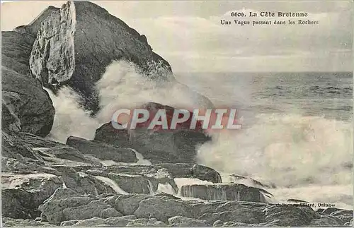 Ansichtskarte AK La Cote Bretonne Une Vague passant dans les Rochers