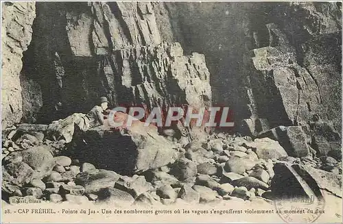 Ansichtskarte AK Cap Frehel Pointe du Jas Une des nombreuses grottes ou les vagues