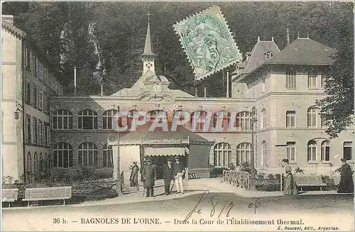 Cartes postales Bagnoles de l'Orne Dans la Cour de l'Etablissement thermal