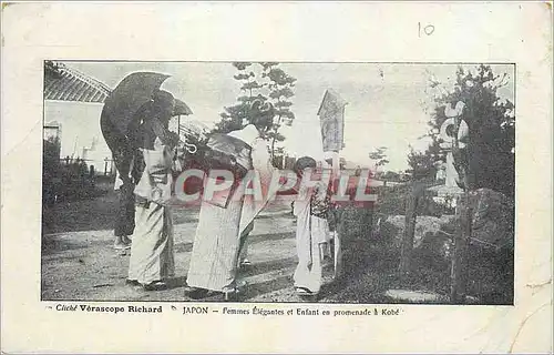 Ansichtskarte AK Japon Femmes Elegantes et Enfants en promenade a Kobe