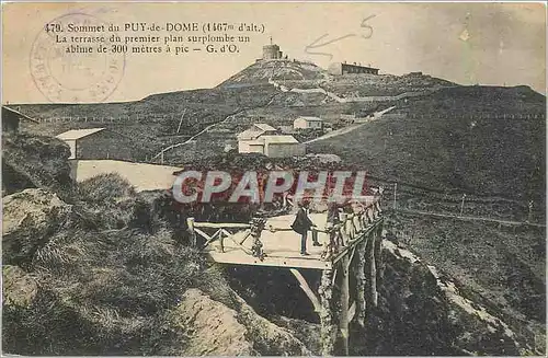 Cartes postales Sommet du Puy de Dome La terrasse du premier plan surplombe un abime