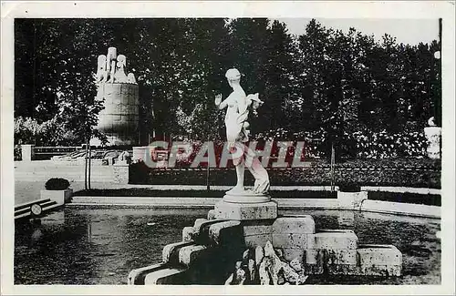 Cartes postales moderne Bourges Fontaine et Vase