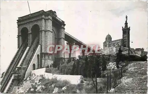 Cartes postales moderne Marseille Ascenseur et Basilique de Notre Dame de la Garde