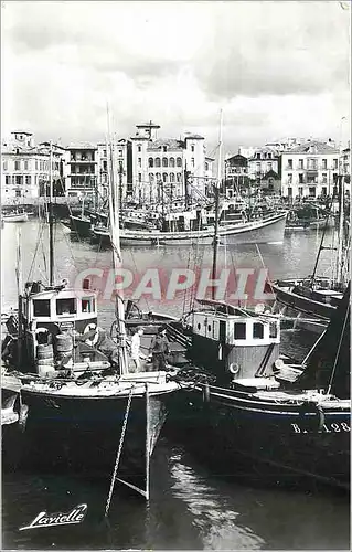Cartes postales moderne Saint Jean de Luz Le Port Au fond la Maison de l'Infante Bateaux