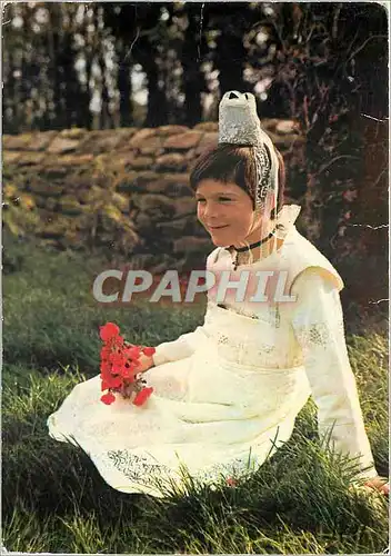 Cartes postales moderne En Bretagne fillette de Quimper en costume de Fete