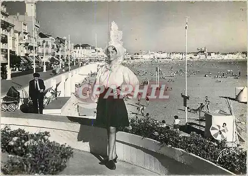 Cartes postales moderne Les Sables d'Olonne (Vendee) Sabloise devant la Plage et le Remblai