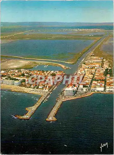 Cartes postales moderne Couleurs et Lumiere de France Grau du Roi (Gard) Vue generale au fond Aigues Mortes et ses Rempa