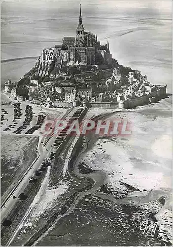 Cartes postales moderne En Normandie Le Mont Saint Michel vue aerienne du Mont a l'arrivee et la digue