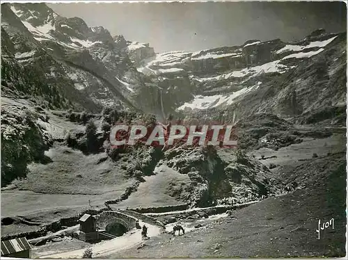 Cartes postales moderne Cirque de Gavarnie (Htes Pyrenees) La route et le pont Nadau