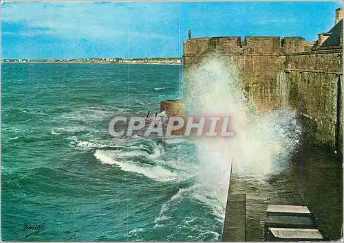 Cartes postales moderne Bretagne Saint Malo Cite corsaire Vague a l'assaut du Chateau