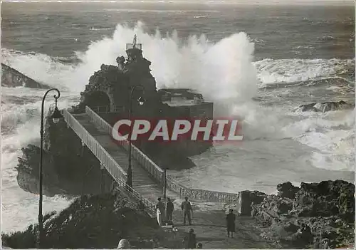 Cartes postales moderne Biarritz Le rocher de la veirge par tempete