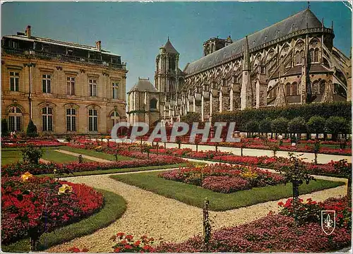 Cartes postales moderne Bourges (Cher) Les jardins de l'Eveche la cathedrale et l'Hotel de Ville