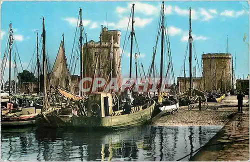 Cartes postales moderne La Rochelle (Charente Mar) Entree du Port Bateaux de peche