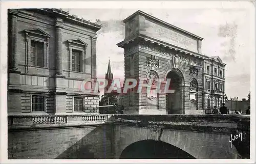 Cartes postales moderne Montpellier (Herault) L'arc triomphe et le clocher de Ste Anne